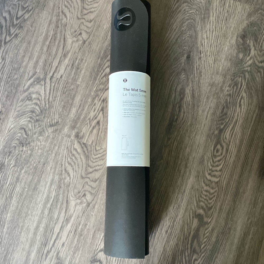 Lululemon yoga Mat, 5mm, black, new.